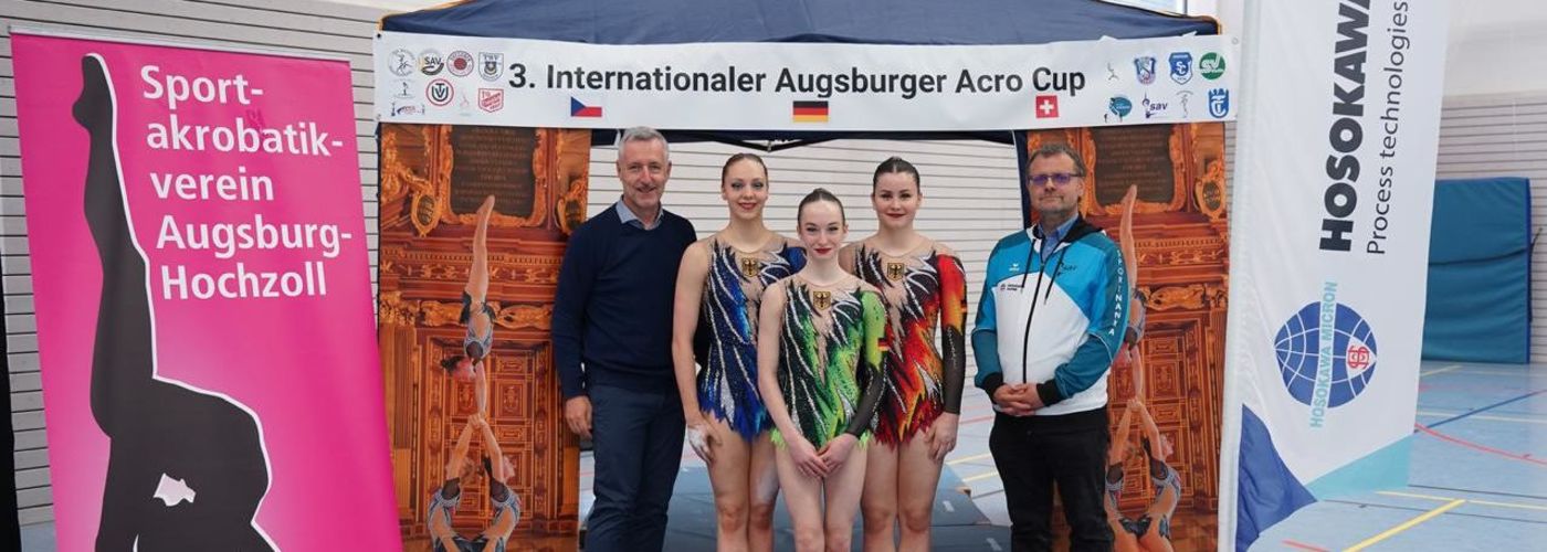 Damentrio des Sportakrobatikvereins mit Dr. Antonio Fernández (CEO, Hosokwa Alpine)