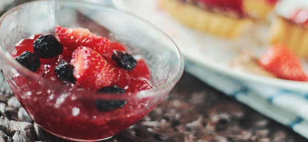 Erdbeerdessert in einer kleinen Glasschüssel